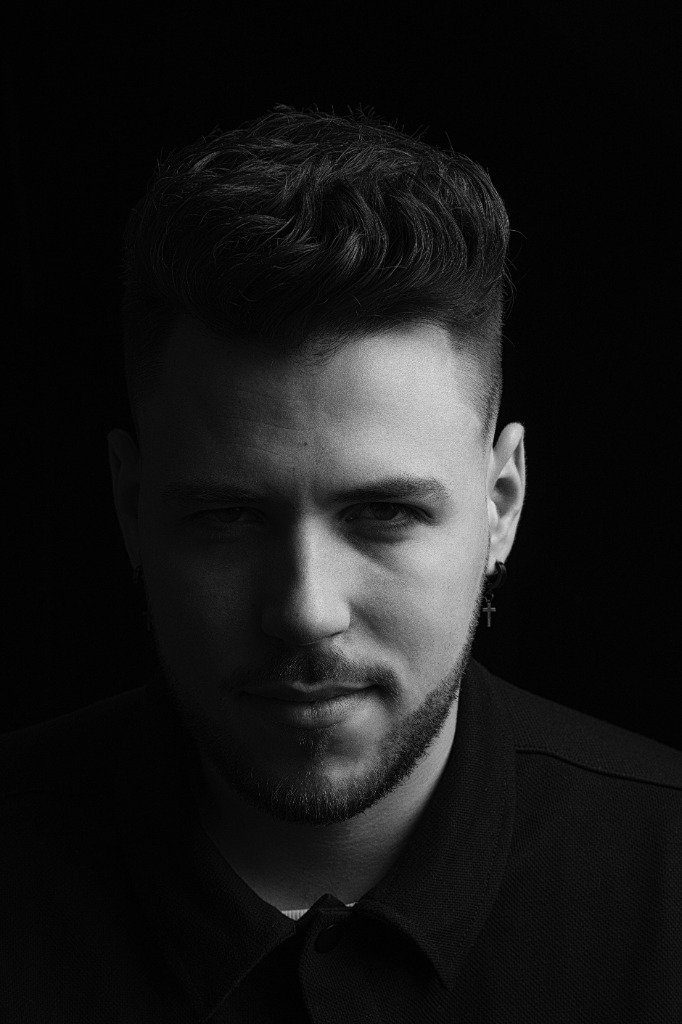 Réalisation coiffure homme - Fade sculpté et coiffage texturé