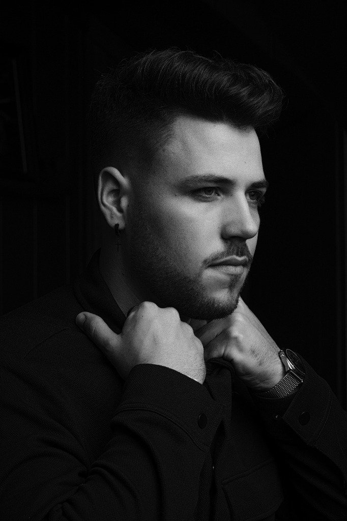 Réalisation coiffure homme - Profil dégradé et barbe soignée